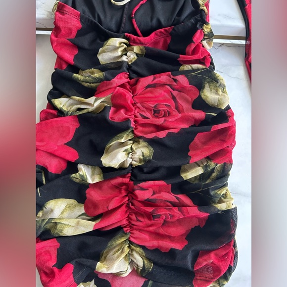 Dress with roses - Picture 4 of 5